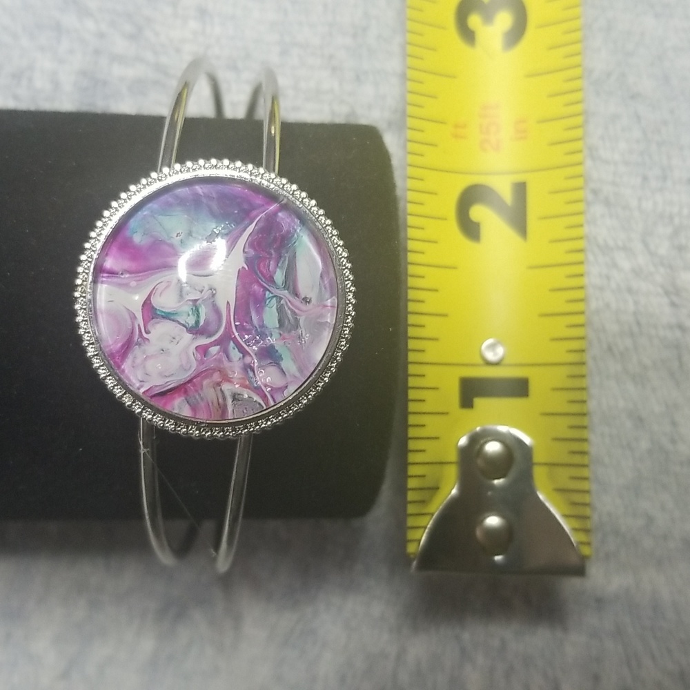Original paint pouring skin jewelry. Silver colored bangle.